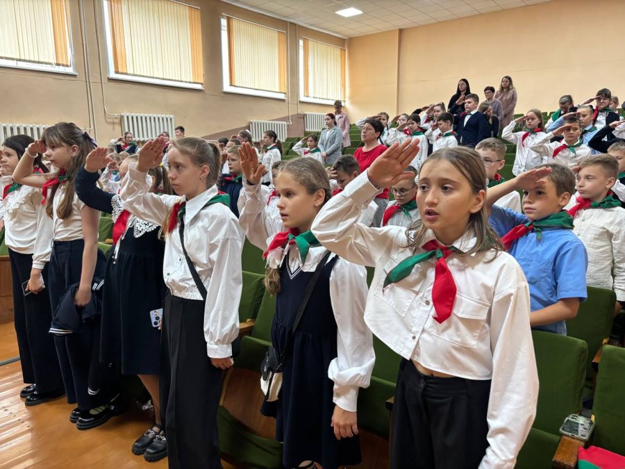 Торжественная линейка, посвящённая 35-летию БРПО. 