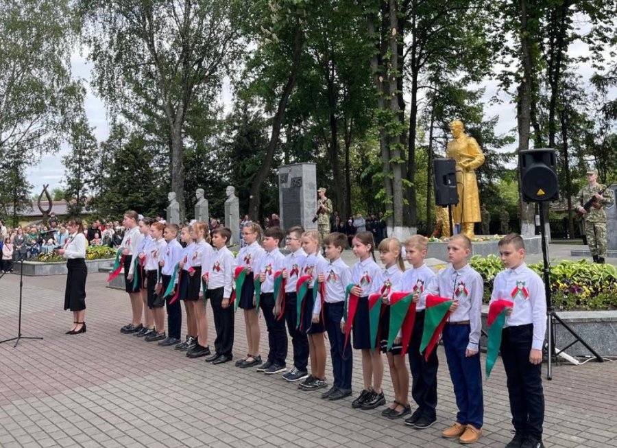 В Сквере Памяти состоялся митинг-реквием, где в торжественной обстановке активных учащихся 4-х классов нашей школы приняли в пионеры.