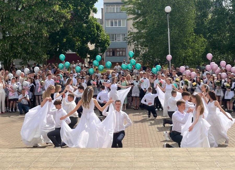 Торжественная линейка, посвященная окончанию учебного года