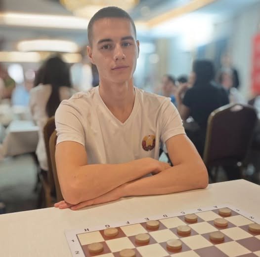   Артем Тихонов, учащийся 11 «А» класса, стал чемпионом молодежного первенства мира по шашкам-64. В его копилке также серебряная медаль.