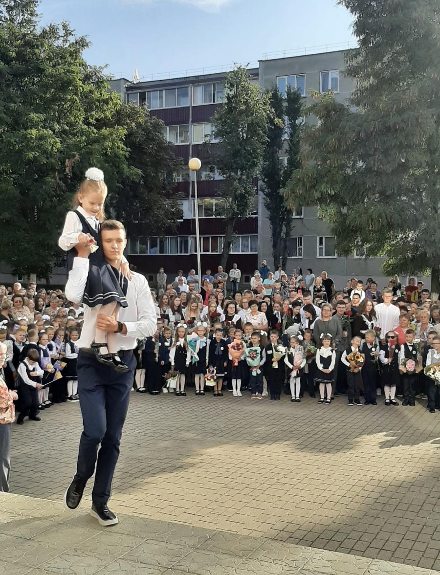 Торжественная линейка, посвящённая Дню знаний и Году мира и созидания