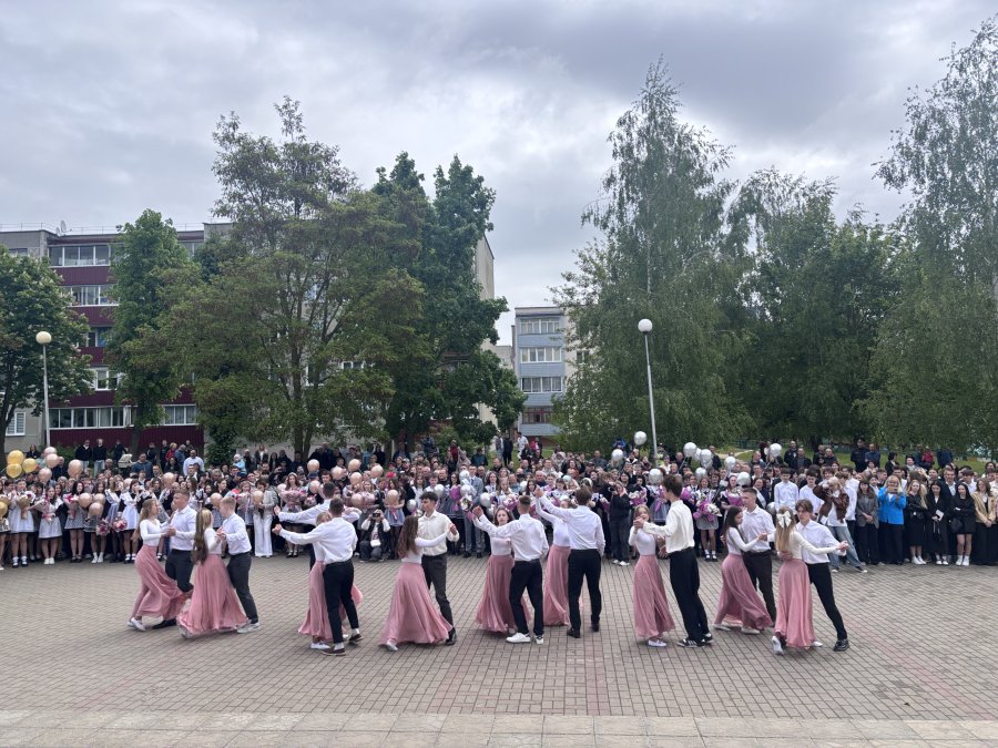 Торжественная линейка, посвящённая окончанию учебного года